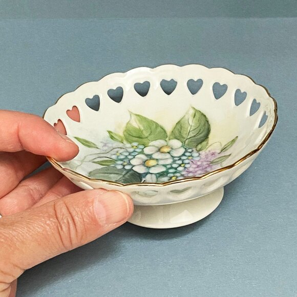 Adorable Little Trinket Dish with Hand Painted Flowers - 1950s - Ring Dish - Picture 5 of 6